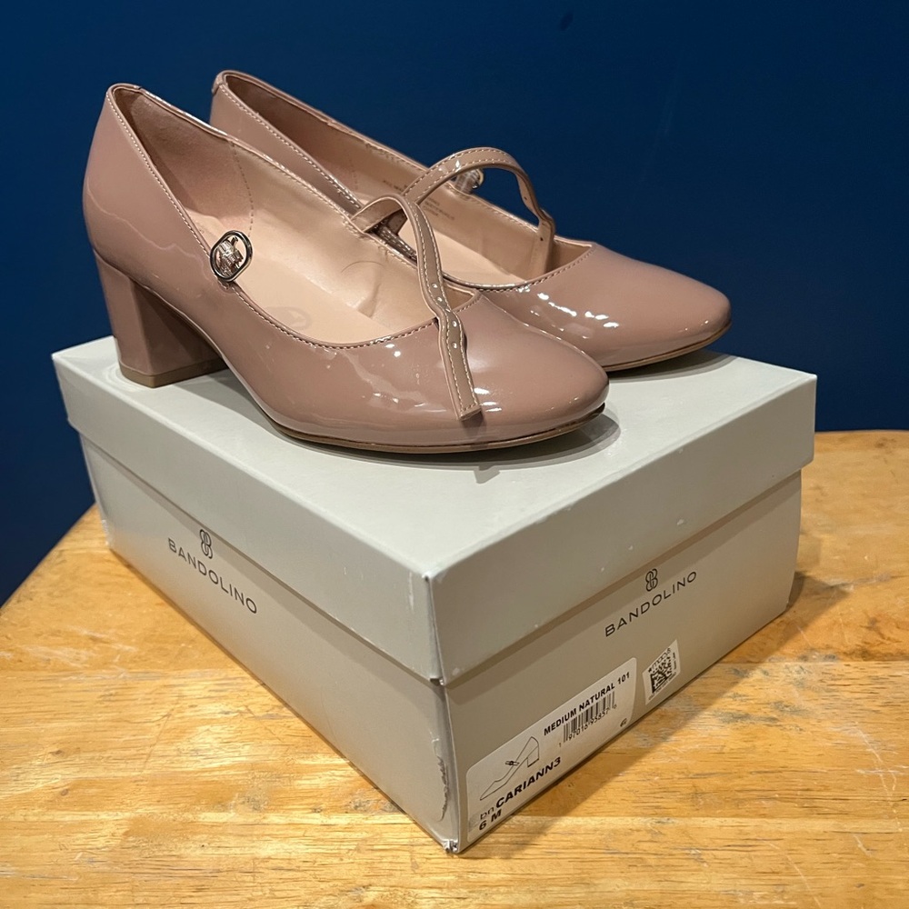 Bandolino Women's Nude Patent Heels